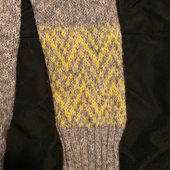 Gray and yellow sweater - Picture 2 of 5